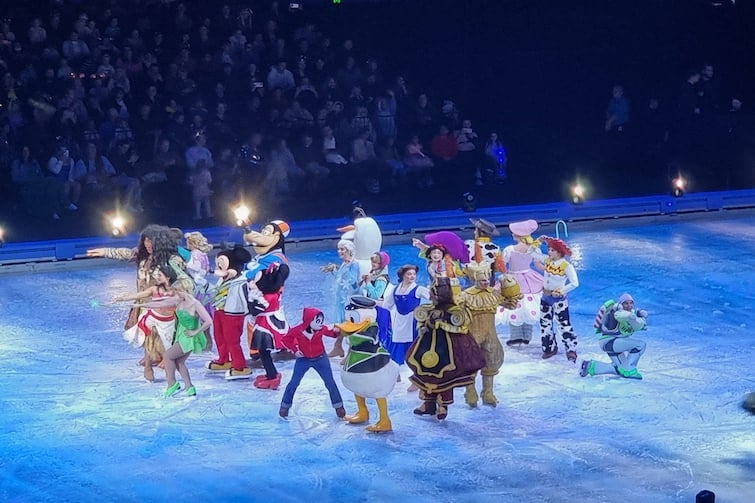 Disney on Ice cast at finale.