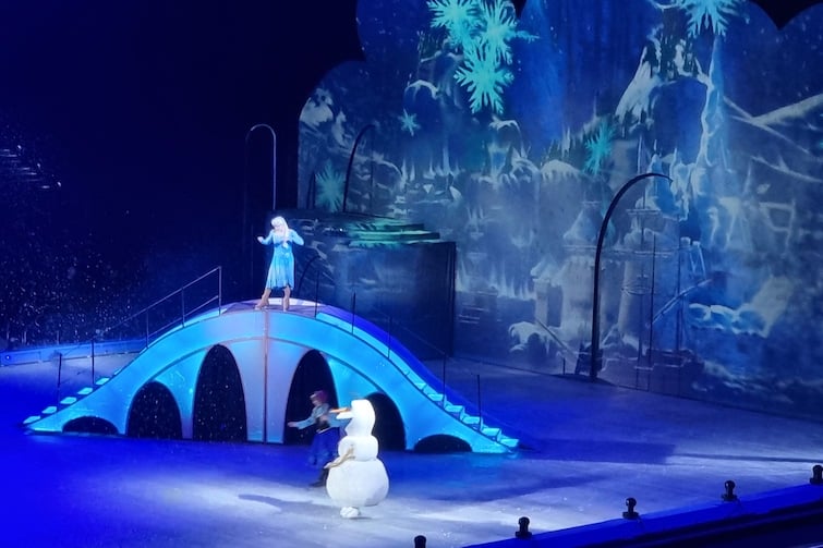 Frozen scene in Disney on Ice with Olaf, Elsa and Anna.