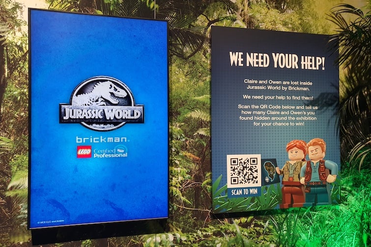 Two signs asking for help to find two mini figures at Jurassic World by Brickman.