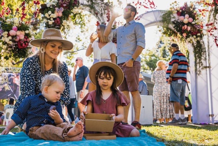 Toowoomba Carnival of Flowers family having a picnic.